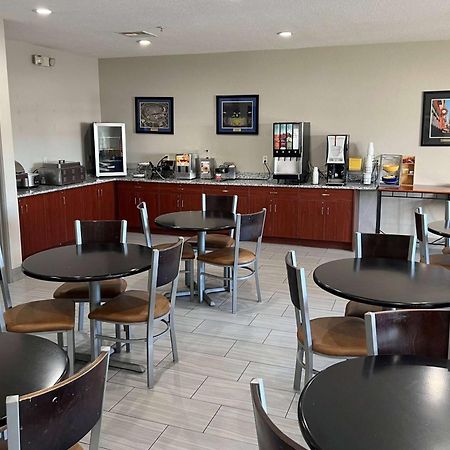 Days Inn By Wyndham Near Kansas Speedway Kansas City Exterior photo
