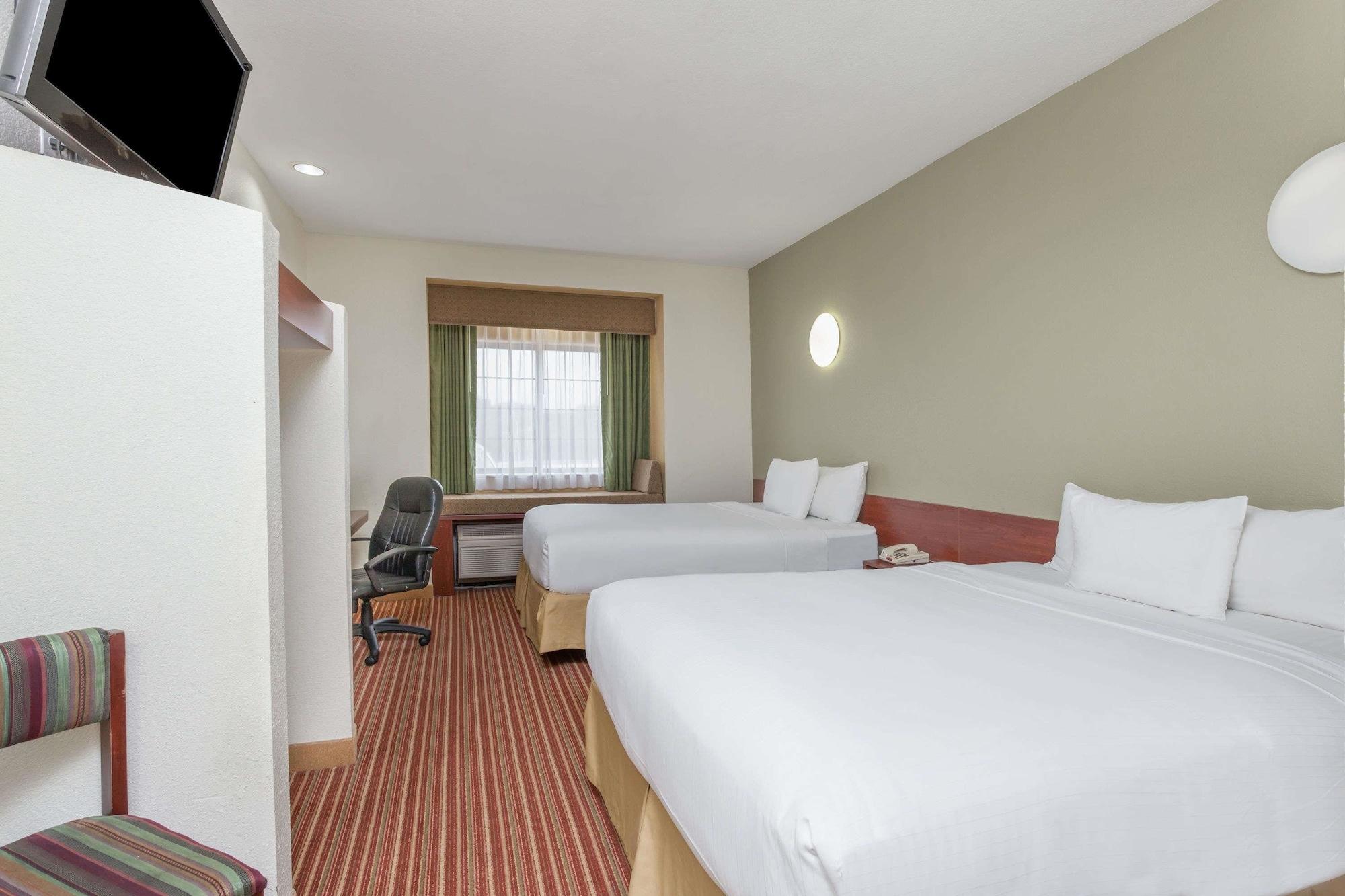 Days Inn By Wyndham Near Kansas Speedway Kansas City Exterior photo