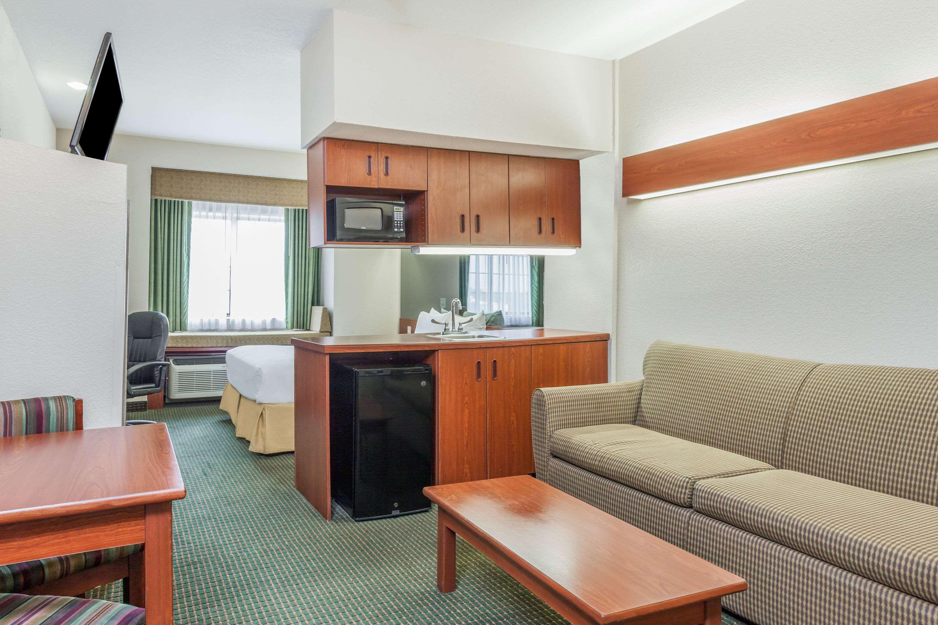 Days Inn By Wyndham Near Kansas Speedway Kansas City Exterior photo