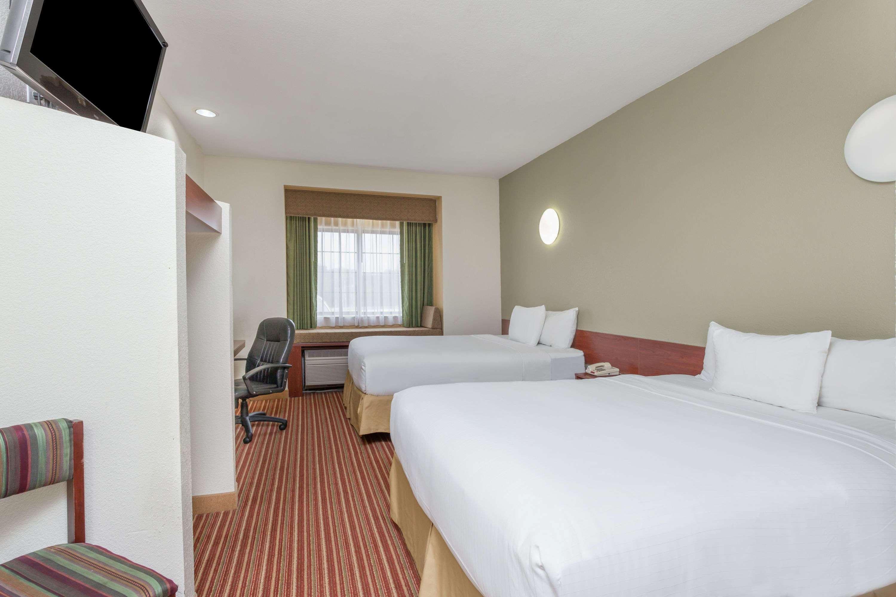Days Inn By Wyndham Near Kansas Speedway Kansas City Exterior photo