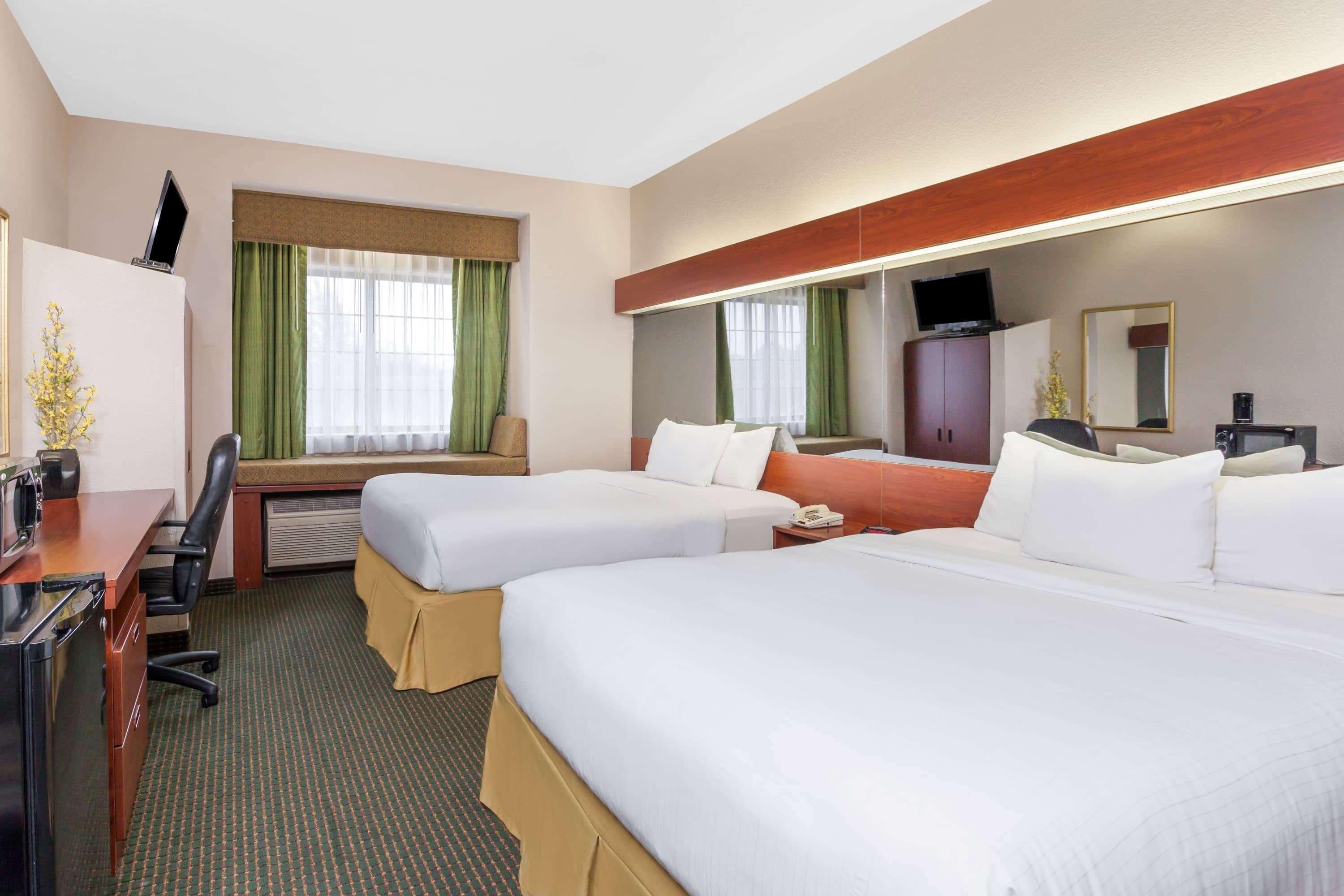Days Inn By Wyndham Near Kansas Speedway Kansas City Exterior photo