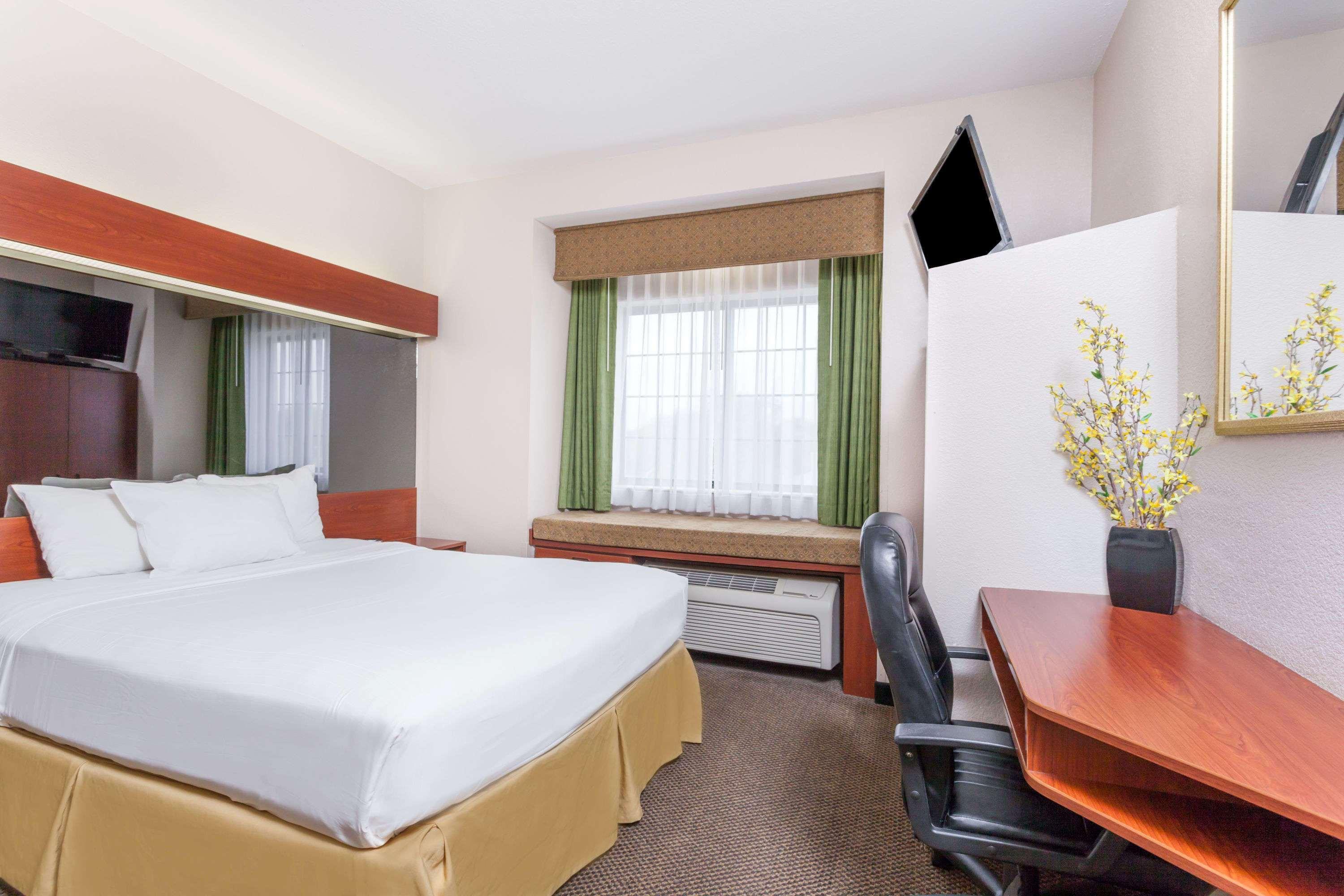 Days Inn By Wyndham Near Kansas Speedway Kansas City Exterior photo