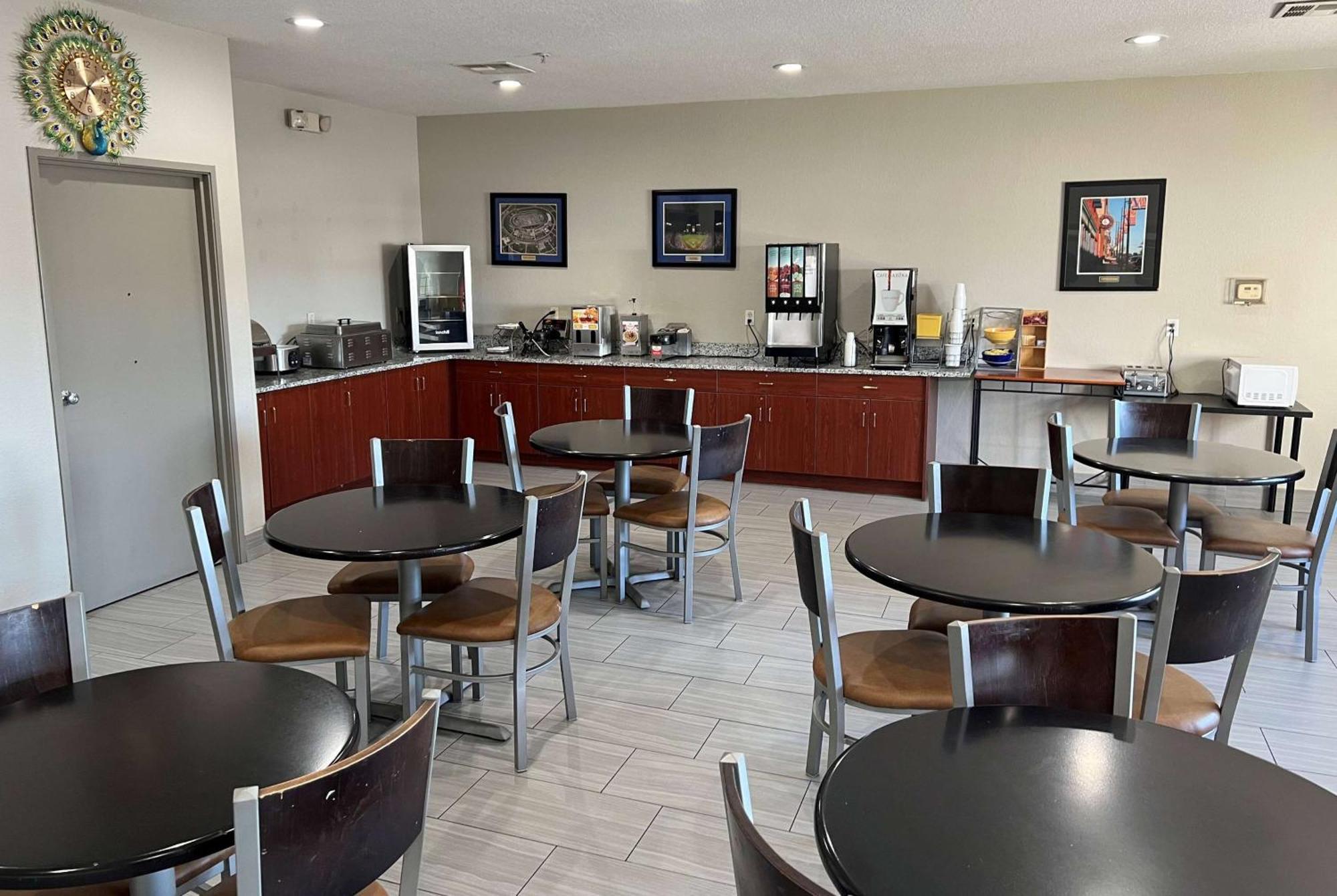 Days Inn By Wyndham Near Kansas Speedway Kansas City Exterior photo