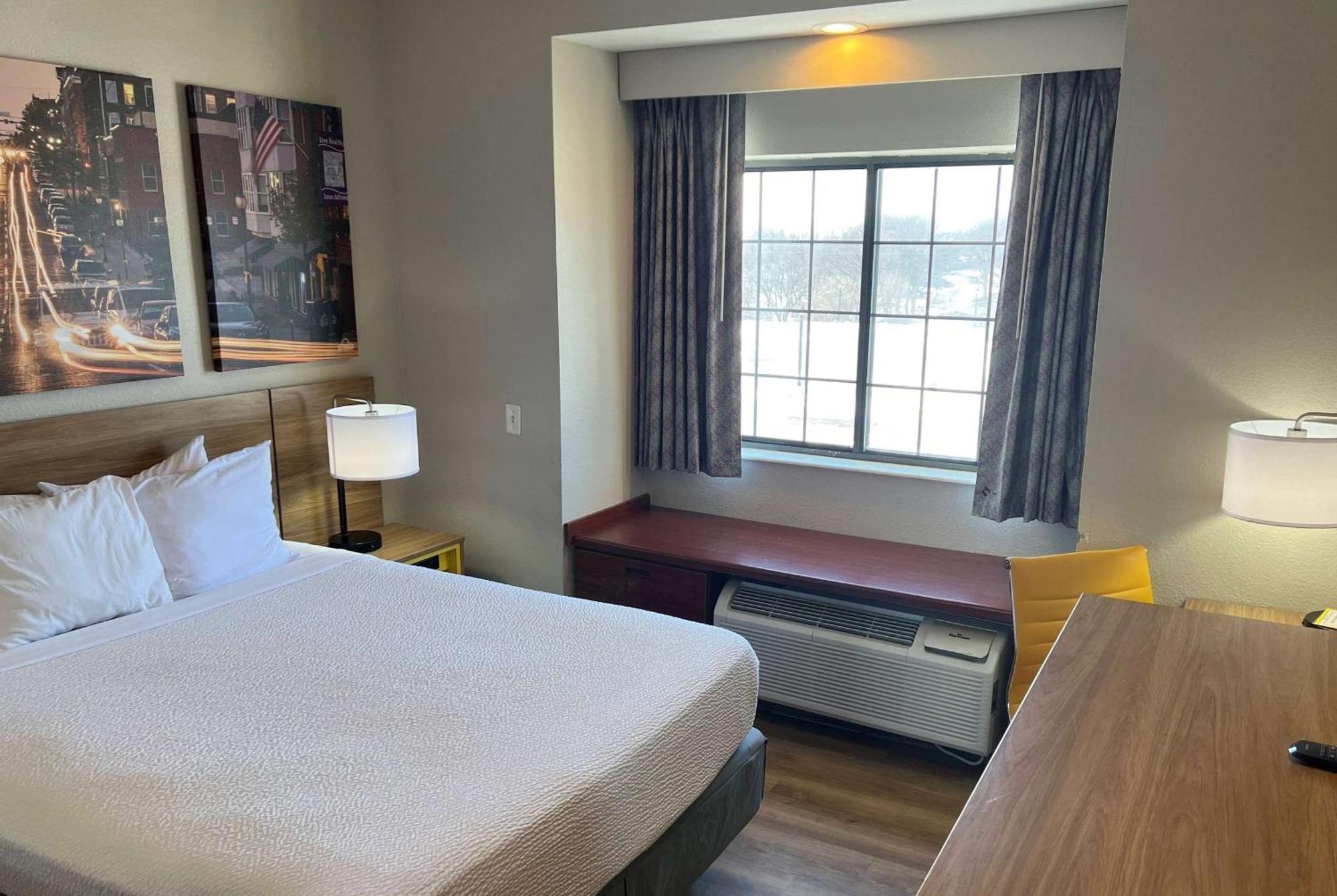 Days Inn By Wyndham Near Kansas Speedway Kansas City Exterior photo
