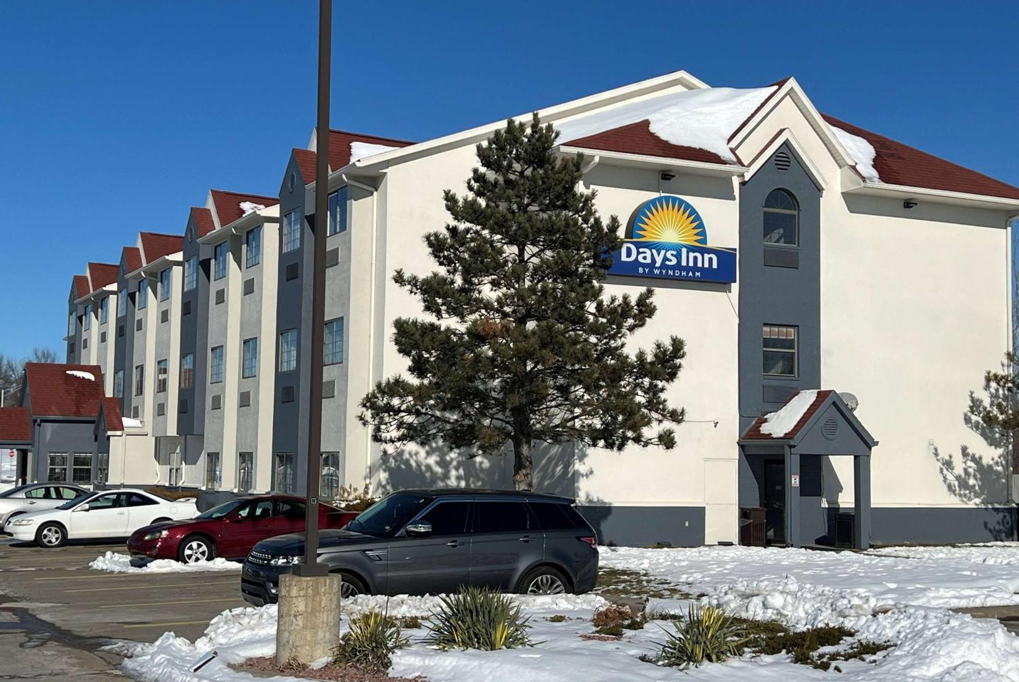Days Inn By Wyndham Near Kansas Speedway Kansas City Exterior photo