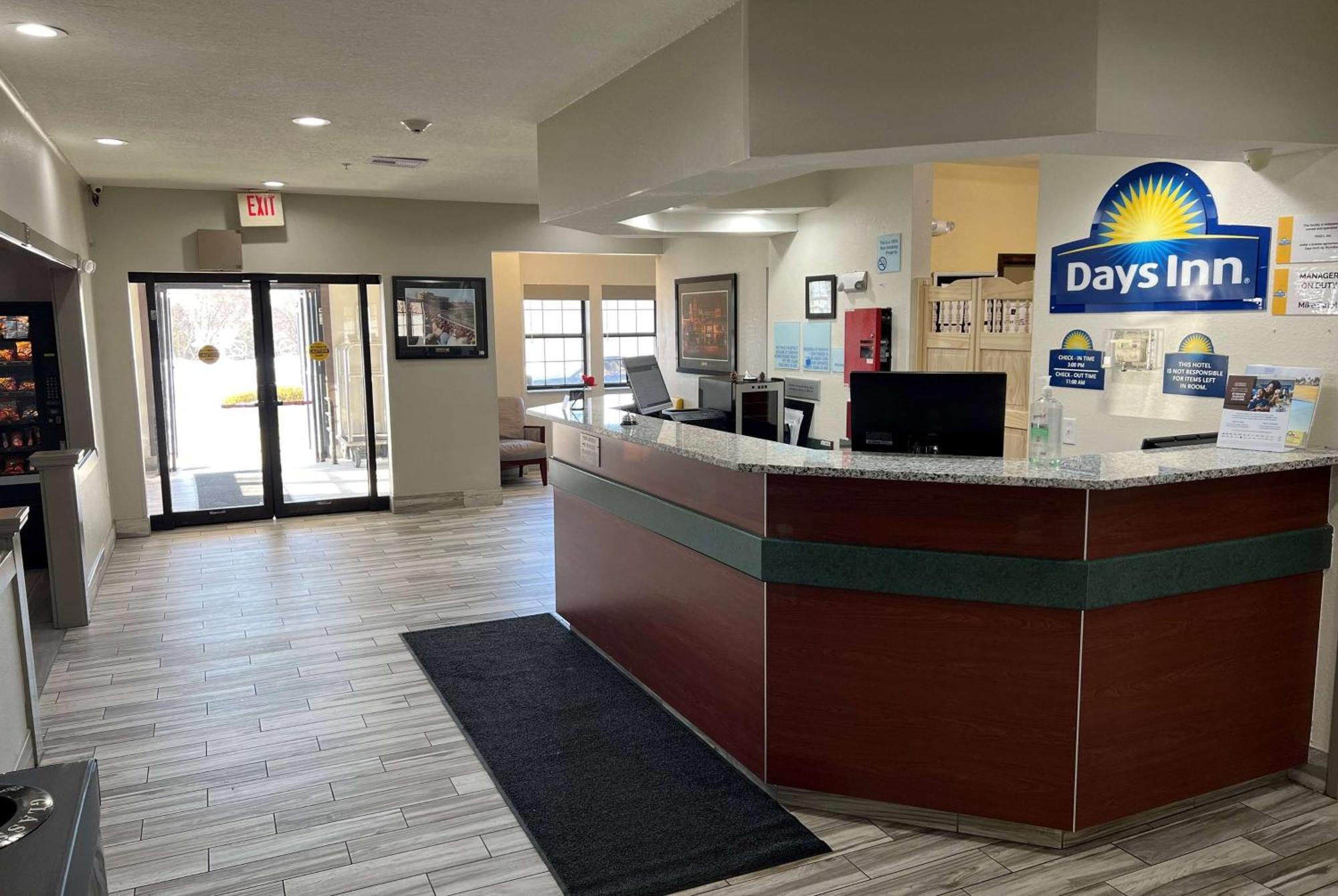 Days Inn By Wyndham Near Kansas Speedway Kansas City Exterior photo